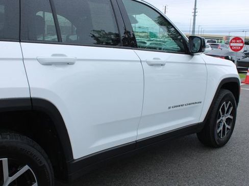 Used 2025 Jeep Grand Cherokee Limited AWD/4WD image 48