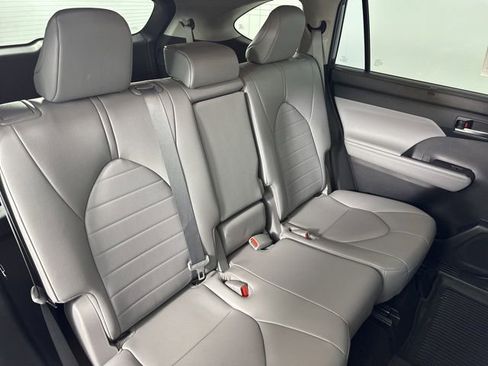 Used 2023 Toyota Highlander XLE AWD/4WD image 29