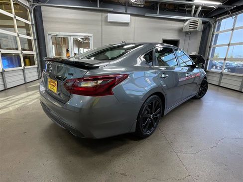 Used 2018 Nissan Altima 2.5 SR w/ SR Midnight Edition image 5