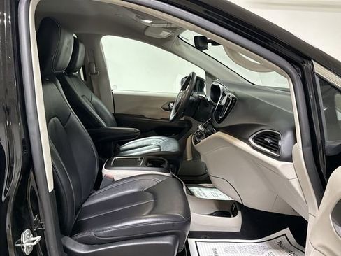 Used 2024 Chrysler Pacifica Touring-L FWD image 21