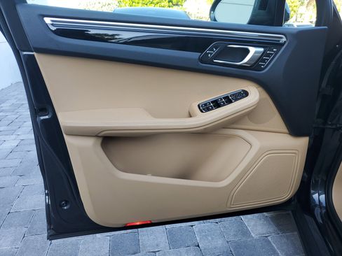 Used 2018 Porsche Macan image 21