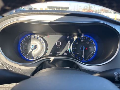 Used 2025 Chrysler Pacifica Limited image 20