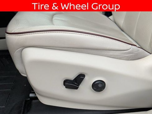 Used 2020 Chrysler Pacifica Limited w/ Tire & Wheel Group FWD image 11