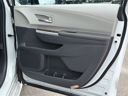 Used 2024 Toyota Sienna XLE image 37