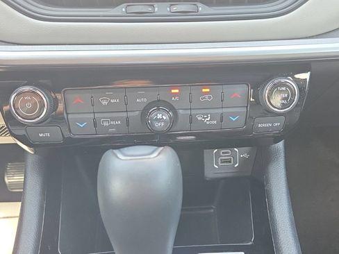 Used 2024 Jeep Compass Limited w/ Sun and Sound Group AWD/4WD image 30