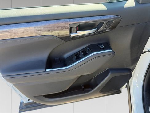 New 2026 Toyota Highlander Platinum image 11