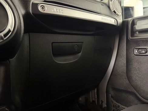 Used 2015 Jeep Wrangler Unlimited Rubicon w/ Connectivity Group AWD/4WD image 40