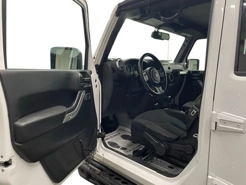 Used 2018 Jeep Wrangler Unlimited Rubicon AWD/4WD image 9