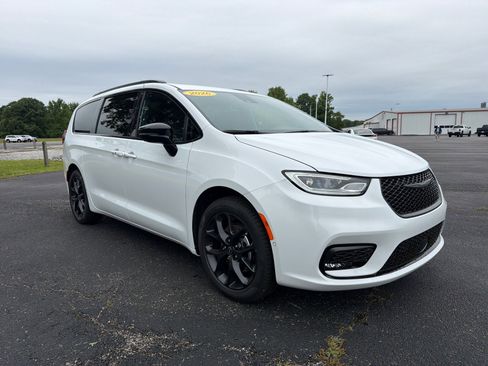 New 2026 Chrysler Pacifica Select w/ S Appearance Package FWD image 3