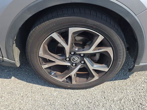 Used 2019 Toyota C-HR Limited FWD image 9