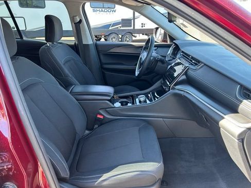 Used 2023 Jeep Grand Cherokee Laredo AWD/4WD image 34