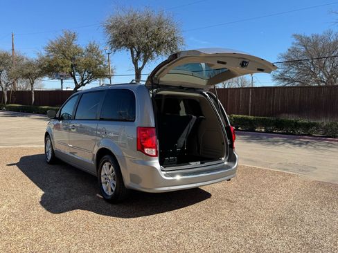 Used 2016 Dodge Grand Caravan SXT w/ Rear Park Assist Package image 14