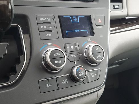 Used 2018 Toyota Sienna XLE Premium image 26