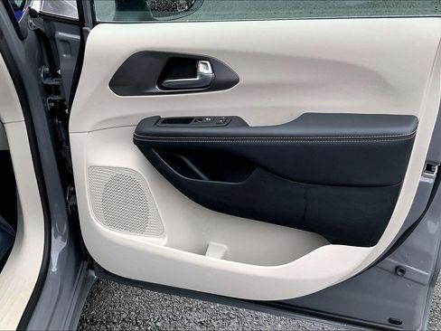 Used 2023 Chrysler Pacifica Touring-L image 19