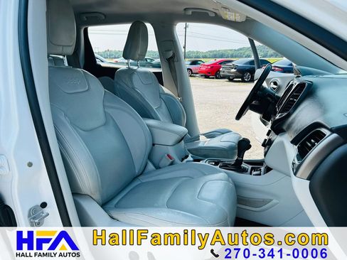 Used 2019 Jeep Cherokee Limited FWD image 17
