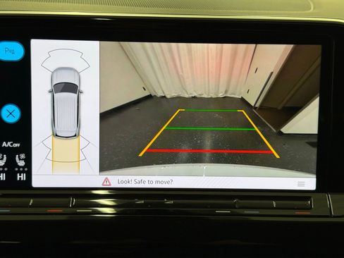 Used 2025 Volkswagen Atlas SE image 16