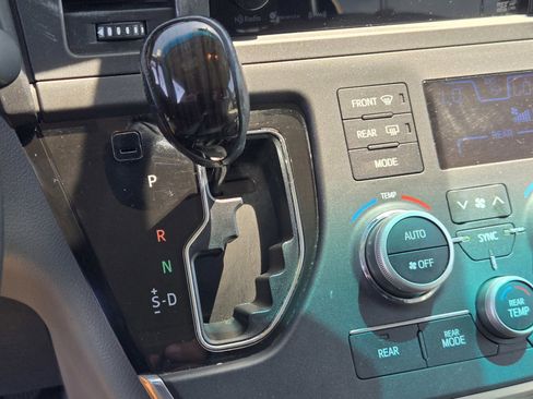 Used 2017 Toyota Sienna FWD image 21