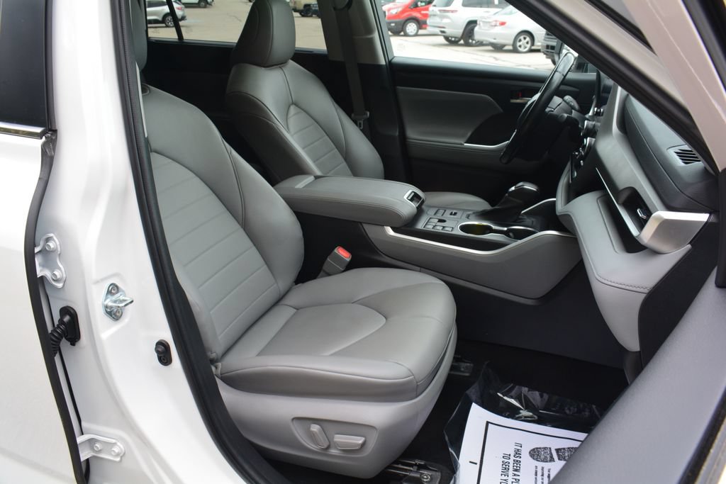 Used 2023 Toyota Highlander XLE AWD/4WD image 21