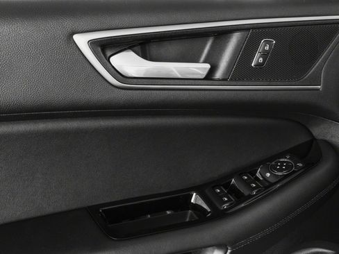 Used 2018 Ford Edge Titanium w/ Equipment Group 301A FWD image 14