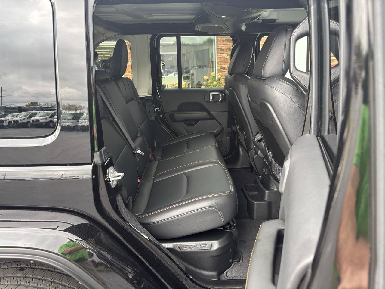 Used 2024 Jeep Wrangler Unlimited Sahara w/ Technology Group AWD/4WD image 13
