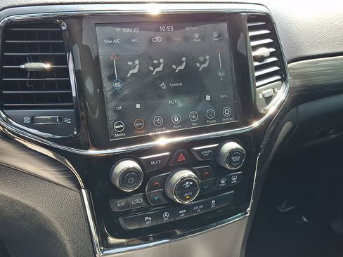 Used 2021 Jeep Grand Cherokee Laredo X AWD/4WD image 17