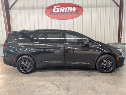 Used 2022 Chrysler Pacifica Touring-L w/ S Appearance Package FWD image 14