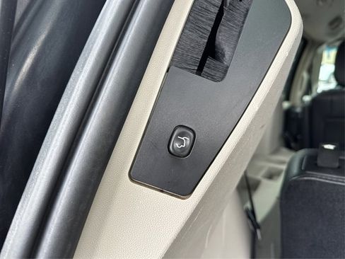 Used 2014 Chrysler Town & Country Touring FWD image 19