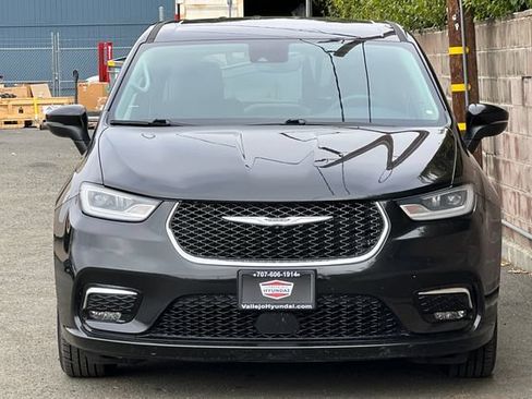 Used 2023 Chrysler Pacifica Touring-L FWD image 11