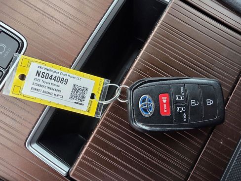 Used 2022 Toyota Sienna LE image 28