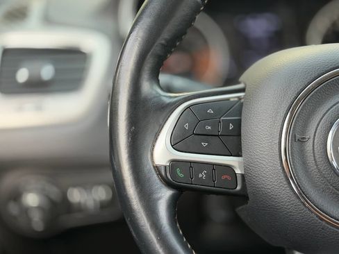 Used 2018 Jeep Compass Latitude FWD image 40