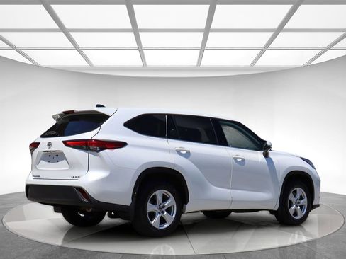 Used 2022 Toyota Highlander LE AWD/4WD image 8