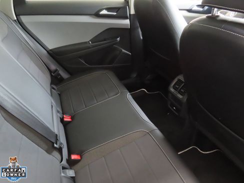 Used 2023 Volkswagen Taos SE w/ Panoramic Sunroof Package FWD image 25