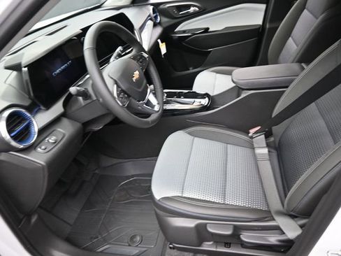 Used 2025 Chevrolet Trax LT w/ LT Convenience Package image 8