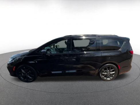 Used 2025 Chrysler Pacifica Limited FWD image 7