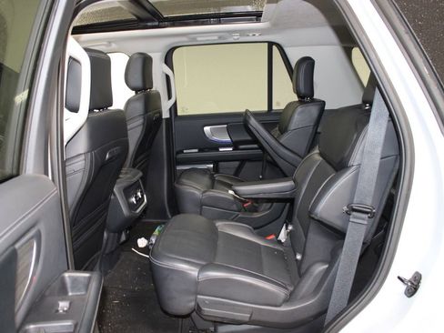 Used 2025 Ford Expedition Platinum image 19