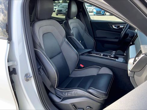 Used 2022 Volvo S60 B5 R-Design image 8