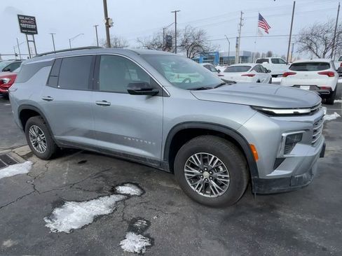 Used 2025 Chevrolet Traverse LT FWD image 3