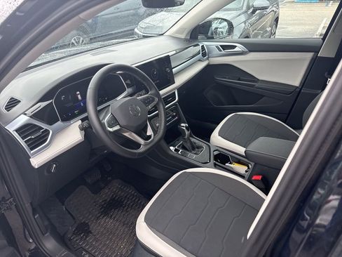 Used 2025 Volkswagen Taos SE w/ Panoramic Sunroof Package image 2