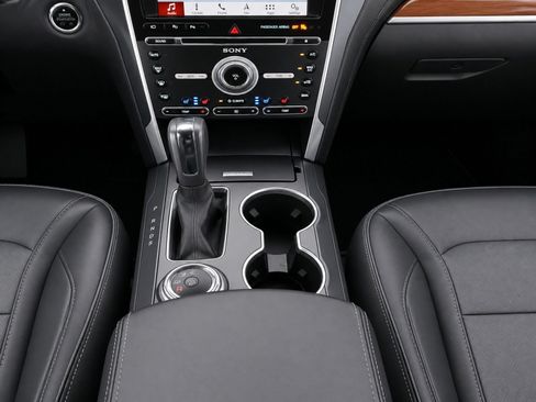 Used 2018 Ford Explorer Platinum AWD/4WD image 24