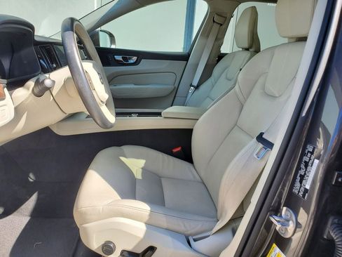 Certified 2022 Volvo XC60 B5 Momentum image 17