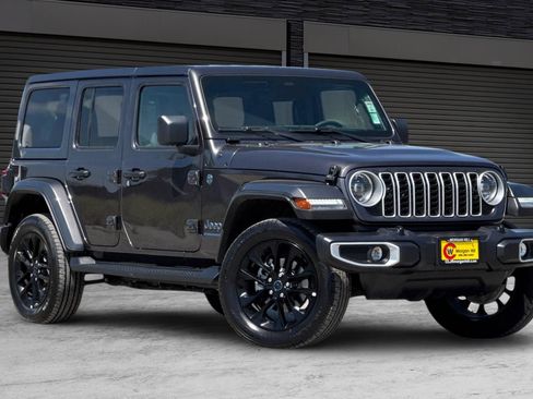 Used 2025 Jeep Wrangler Unlimited Sahara AWD/4WD image 2