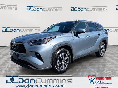 Used 2023 Toyota Highlander XLE AWD/4WD image 1
