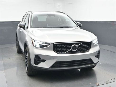 Used 2025 Volvo XC40 B5 Plus image 2