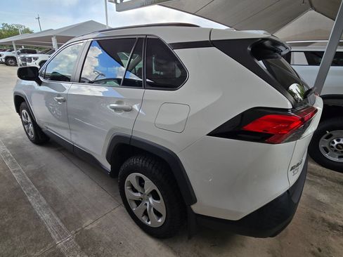 Used 2021 Toyota RAV4 LE FWD image 4
