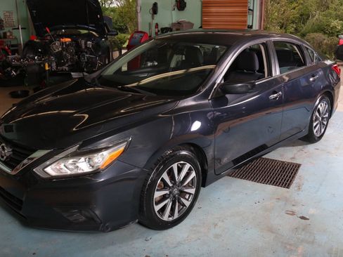 Used 2017 Nissan Altima 2.5 SV image 1