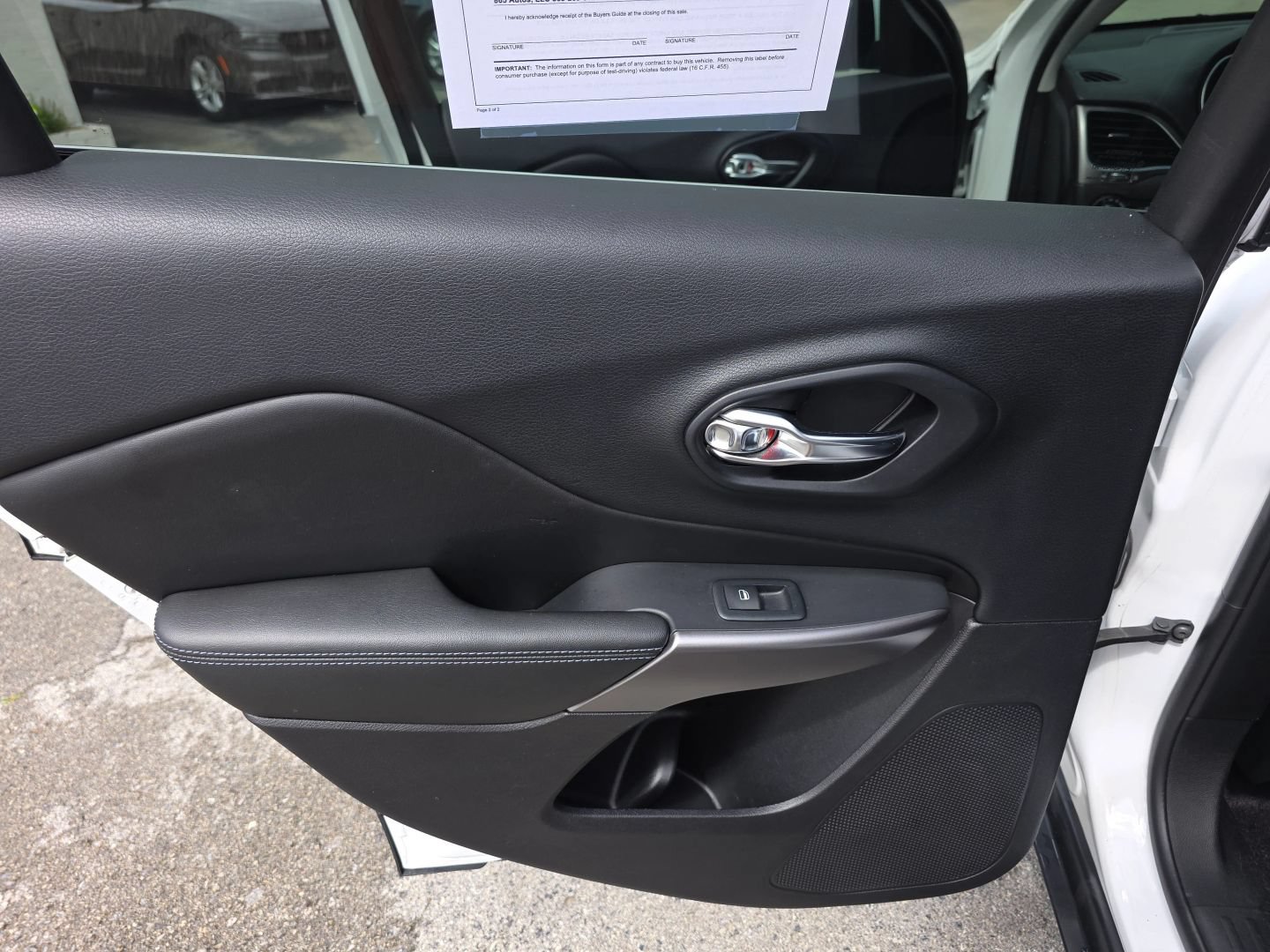 Used 2019 Jeep Cherokee Latitude w/ Popular Appearance Group FWD image 24
