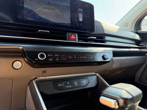 Used 2025 Kia Carnival LX FWD image 25