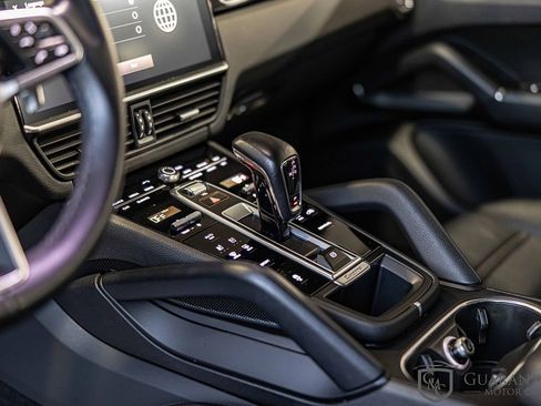 Used 2023 Porsche Cayenne w/ Premium Package image 22