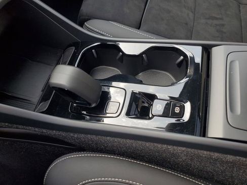 Certified 2025 Volvo XC40 B5 Plus AWD/4WD image 27