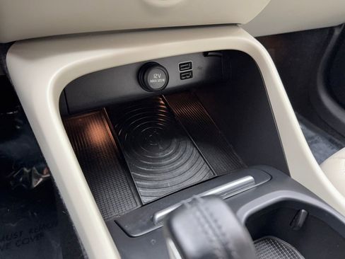 Used 2019 Volvo XC40 T4 Momentum image 31